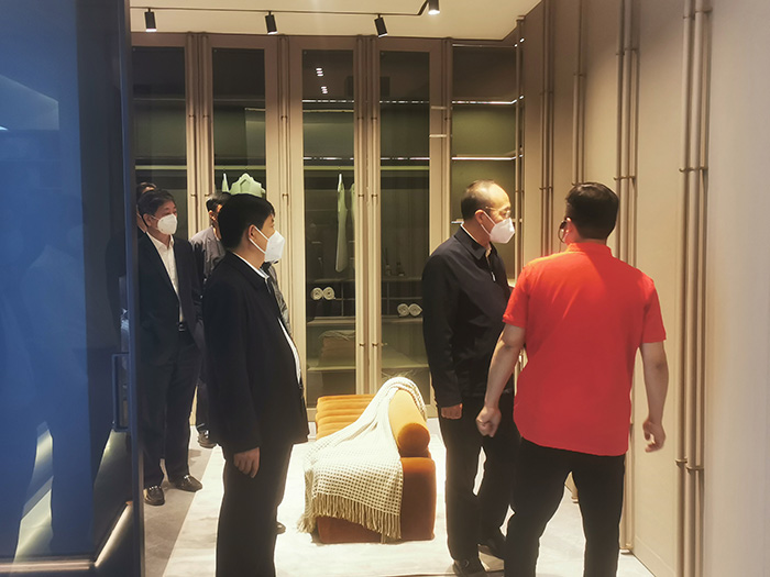 参观鸿运国际家居出产车间