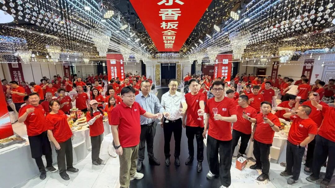 冠兵力量中国行丨鸿运国际2026产品推介会克拉玛依站同心同业启新程